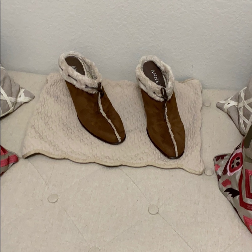 Slip on lined bootie.